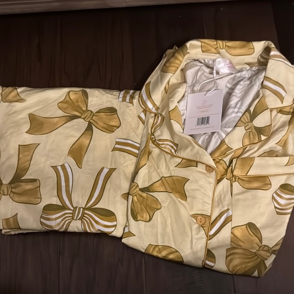 in my sundays Other - Women's Gold Bow Print Pajama Set